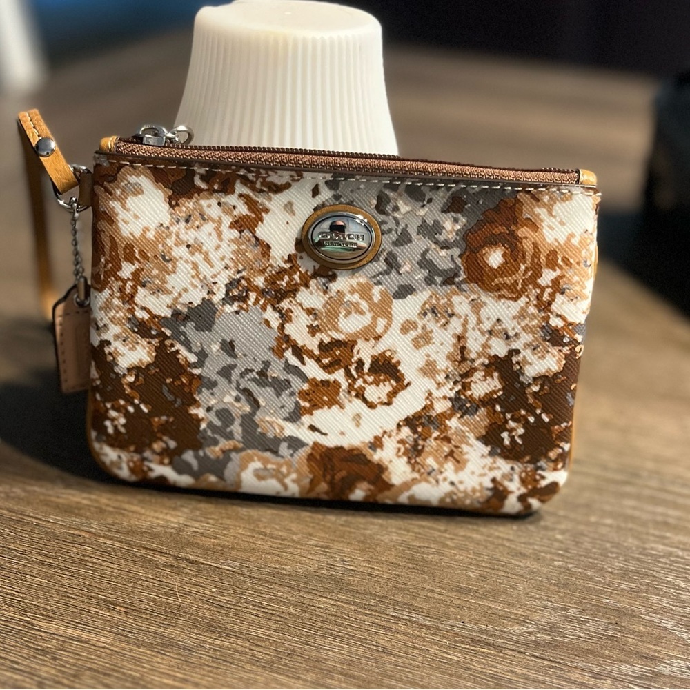 Cute! Coach Wristlet - Picture 7 of 12
